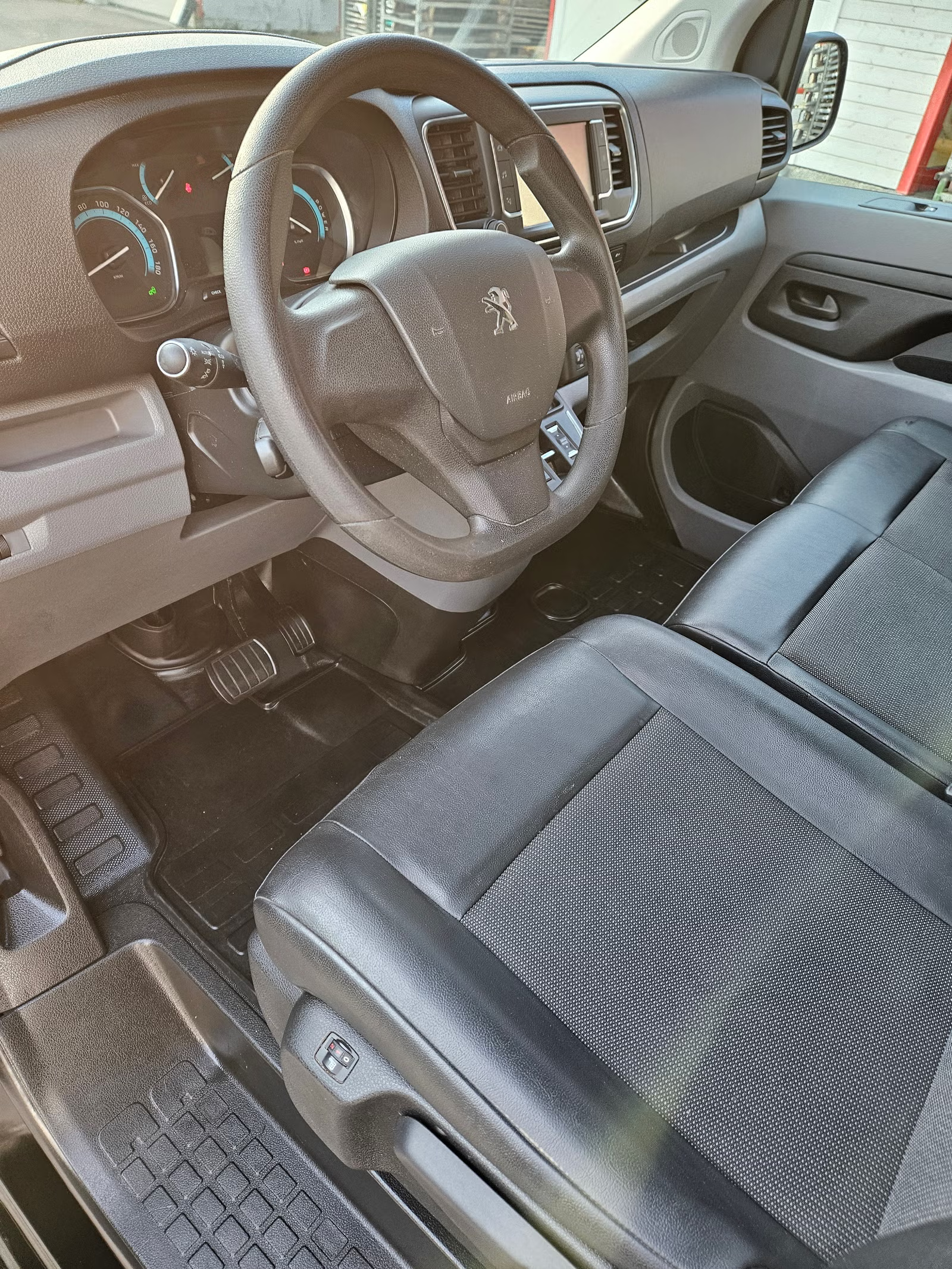 Peugeot e-Expert 2021 10