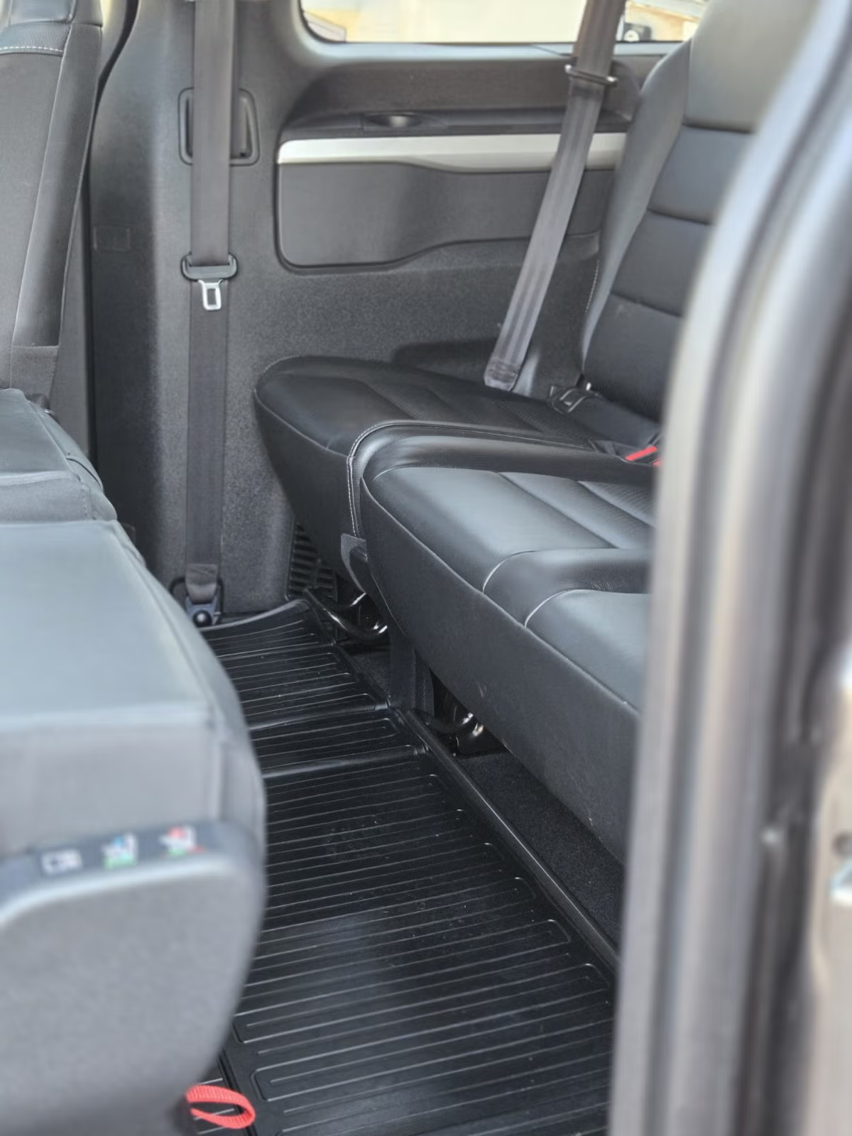 Peugeot Traveller Executive Family 2021 14