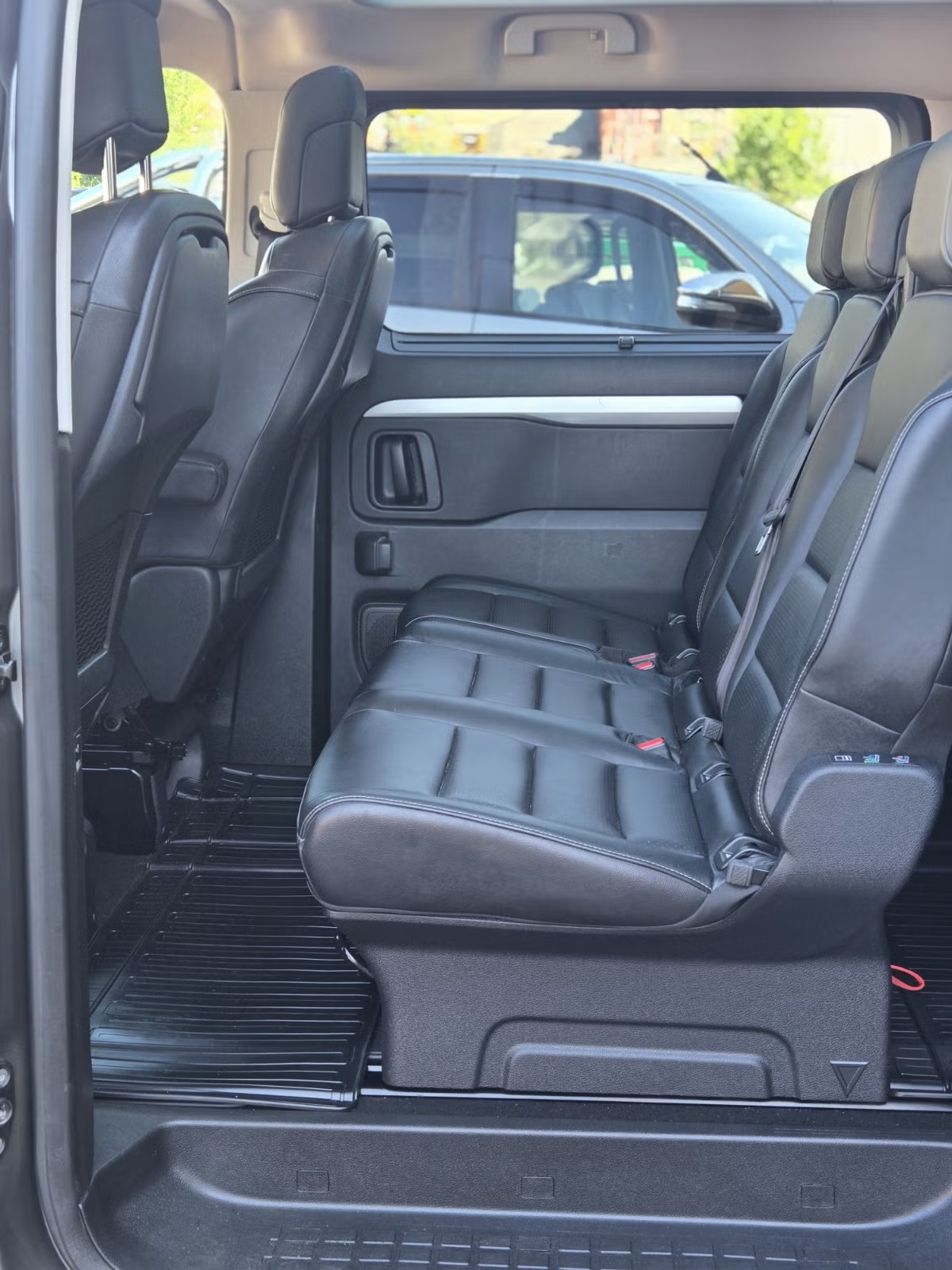 Peugeot Traveller Executive Family 2021 17