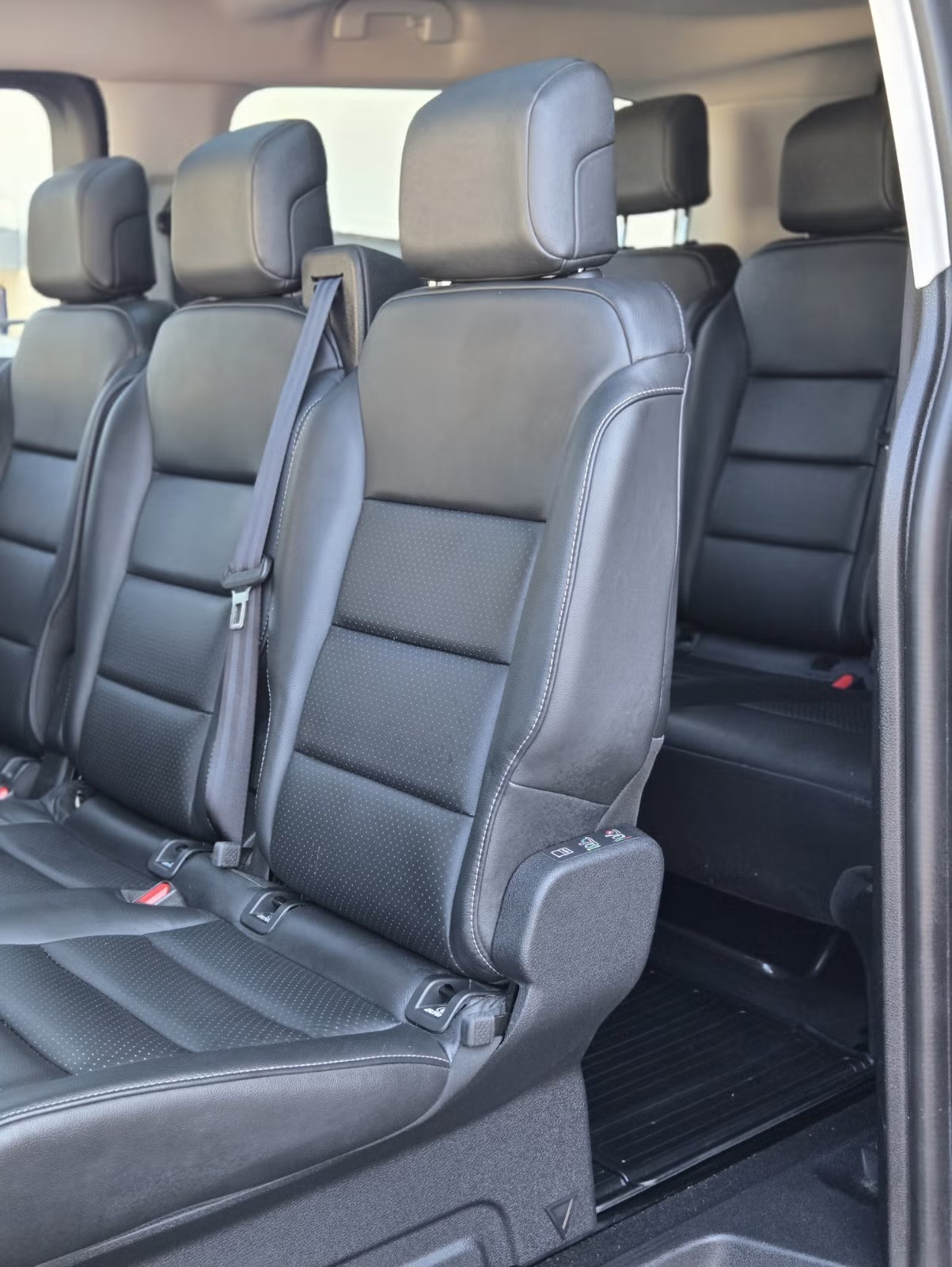 Peugeot Traveller Executive Family 2021 13