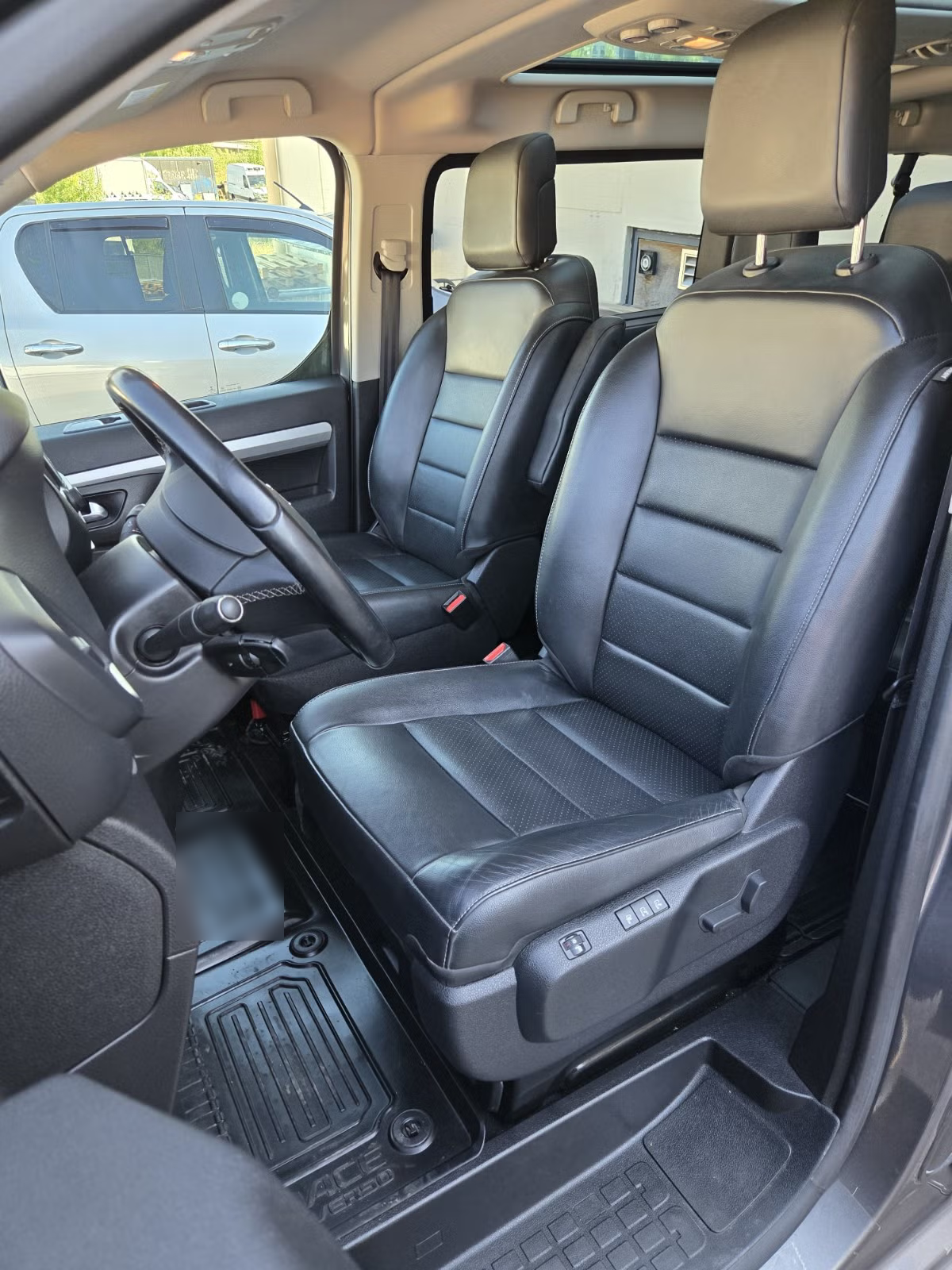 Peugeot Traveller Executive Family 2021 10