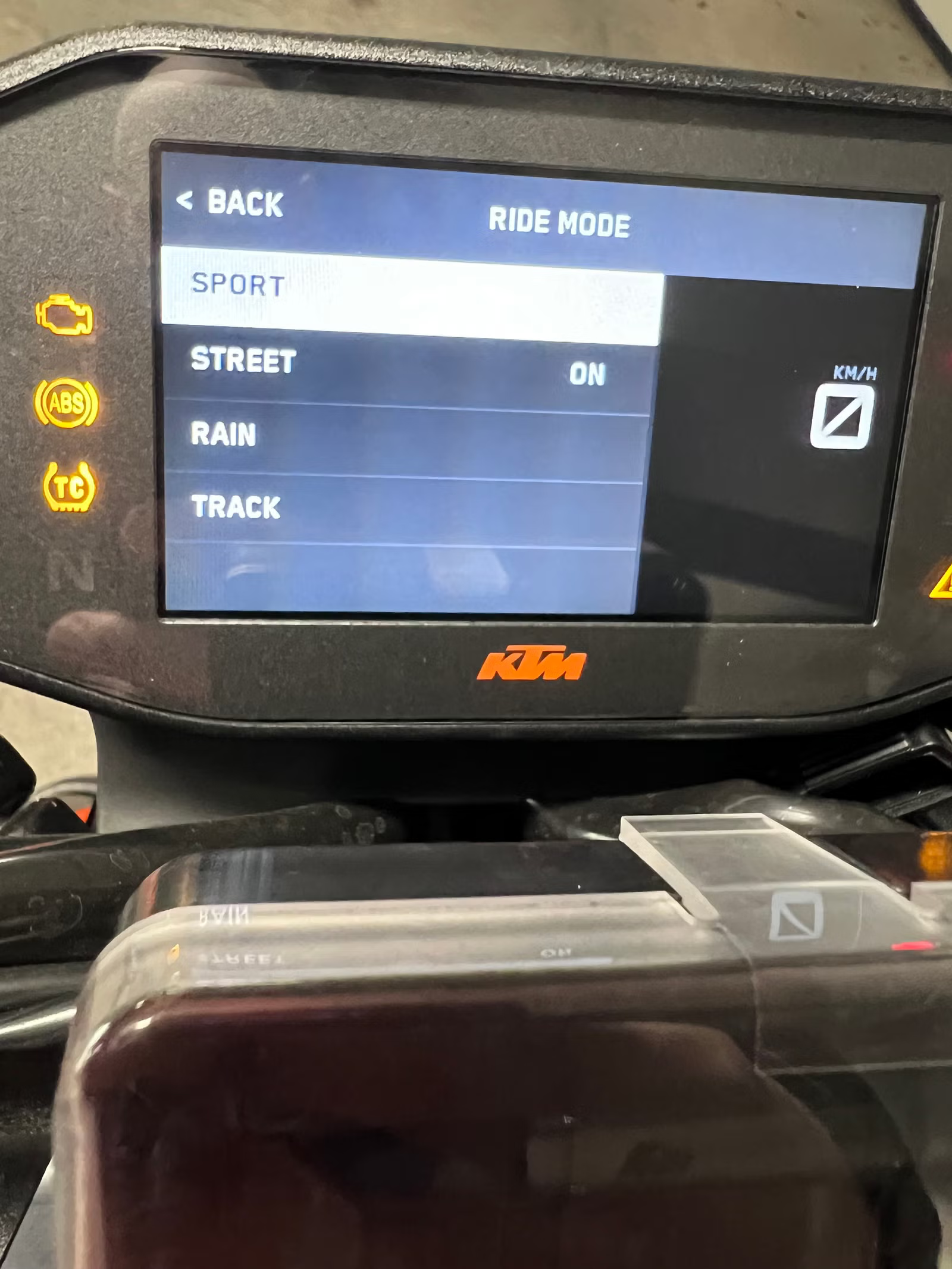 KTM 890 Duke 2021 13